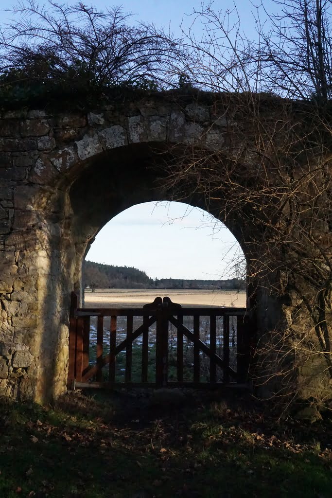 „Altes Steinportal als Tor zur weiten Landschaft, Symbol für den Atem als Tor zur Stille nach Hildegard von Bingen."