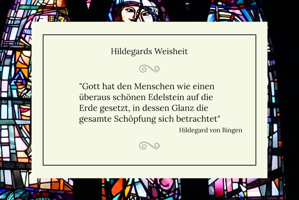 „Zitat von Hildegard von Bingen: Gott hat den Menschen wie einen überaus schönen Edelstein auf die Erde gesetzt, in dessen Glanz die gesamte Schöpfung sich betrachtet. Hintergrund: buntes Kirchenfenster. Oben der Hinweis ‚Hildegards Weisheit auf Kräuterstille‘, unten das Kräuterstille-Logo