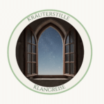 Rundes Emblem mit dem Schriftzug „Kräuterstille" oben und „Klangreise" unten in grüner Serifenschrift. In der Mitte öffnet sich ein spitzbogiges Holzfenster aus Steinmauerwerk den Blick auf eine sanft schimmernde Milchstraße unter einem nächtlichen Sternenhimmel – ein Symbol für Ruhe, Weite und innere Einkehr.