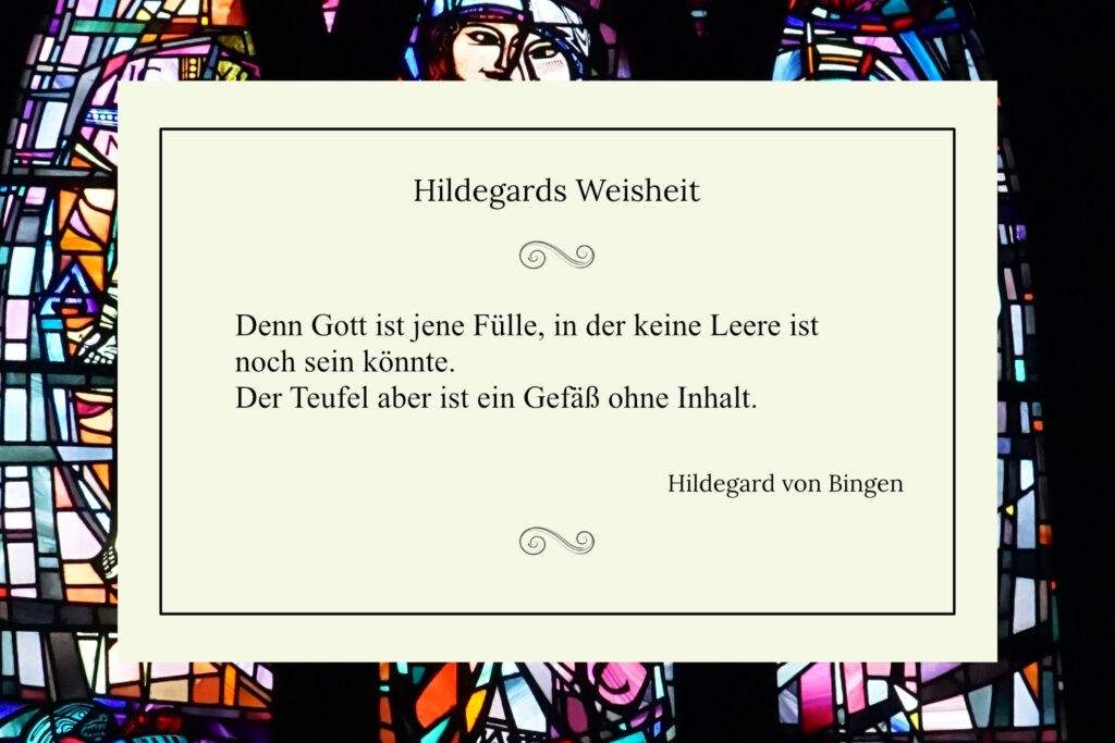 Helle Zitatkarte mit dem Spruch „Denn Gott ist jene Fülle, in der keine Leere ist noch sein könnte" von Hildegard von Bingen, eingefasst von einem bunten Bleiglasfenster